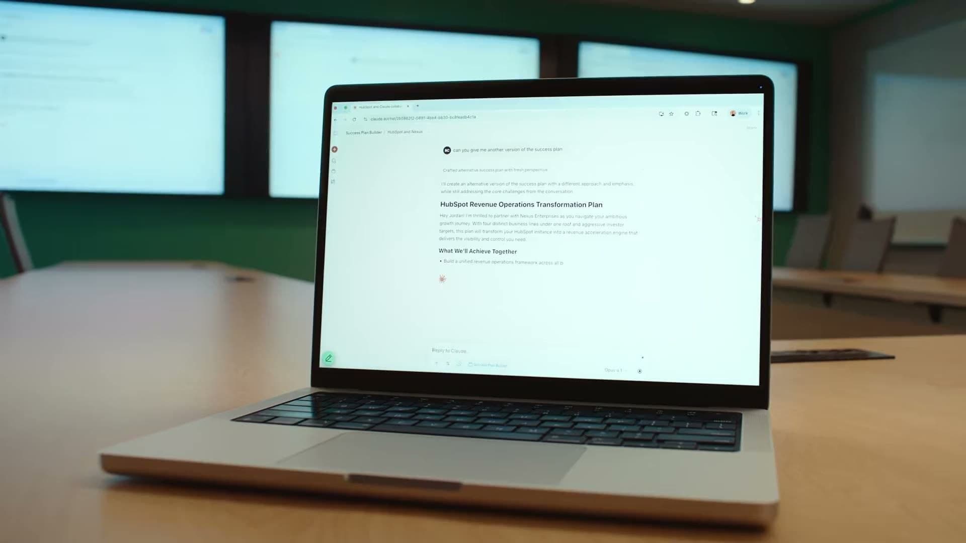 Notebook aberto no Claude, com um brief longo na tela de uma sala de reunião