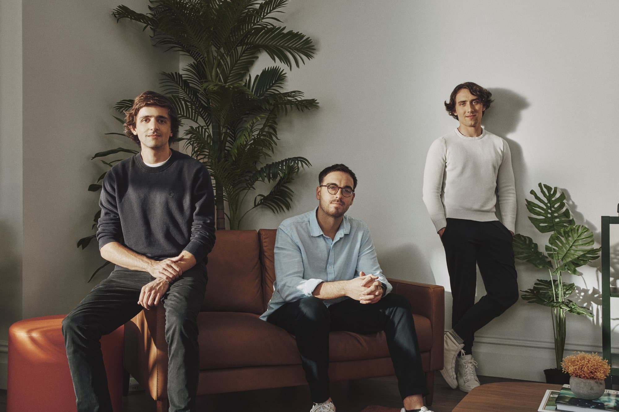 Os cofundadores da Firecrawl em estúdio: Nicolas Silberstein Camara, Caleb Peffer e Eric Ciarla
