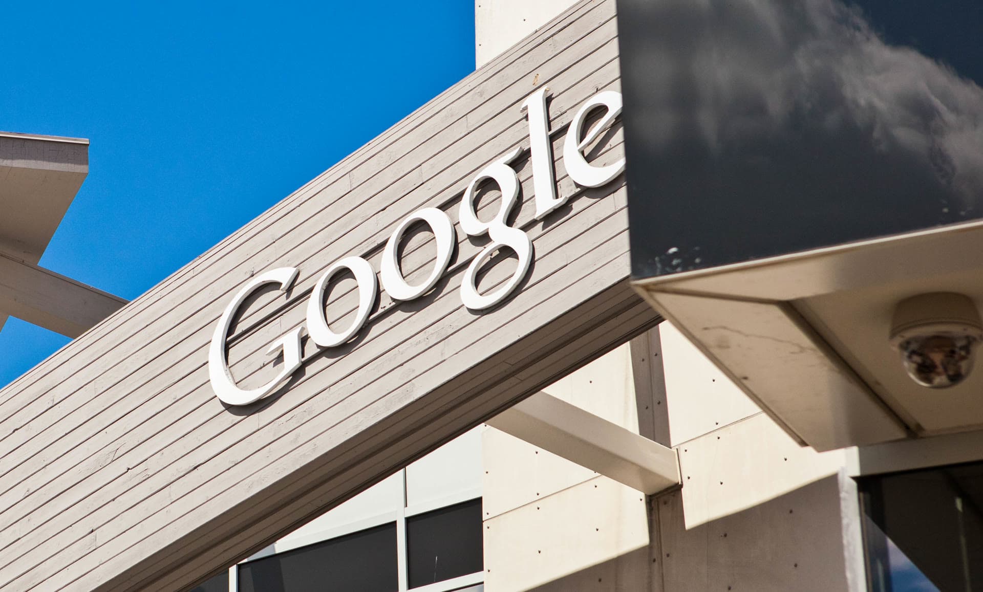Letreiro colorido do Google na sede da empresa em Mountain View, Califórnia