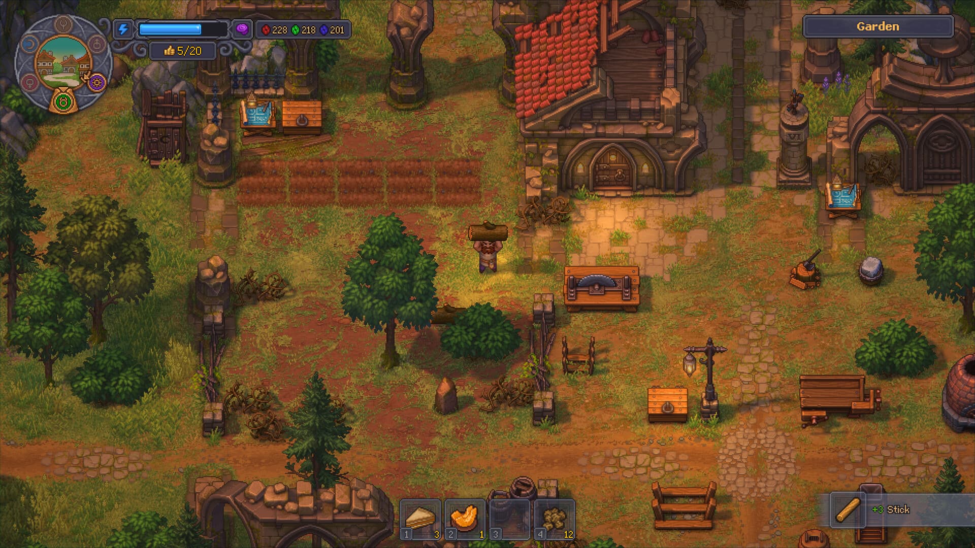 Captura oficial de Graveyard Keeper 2: personagem carrega um tronco no jardim, com oficina, forno e plantação ao fundo