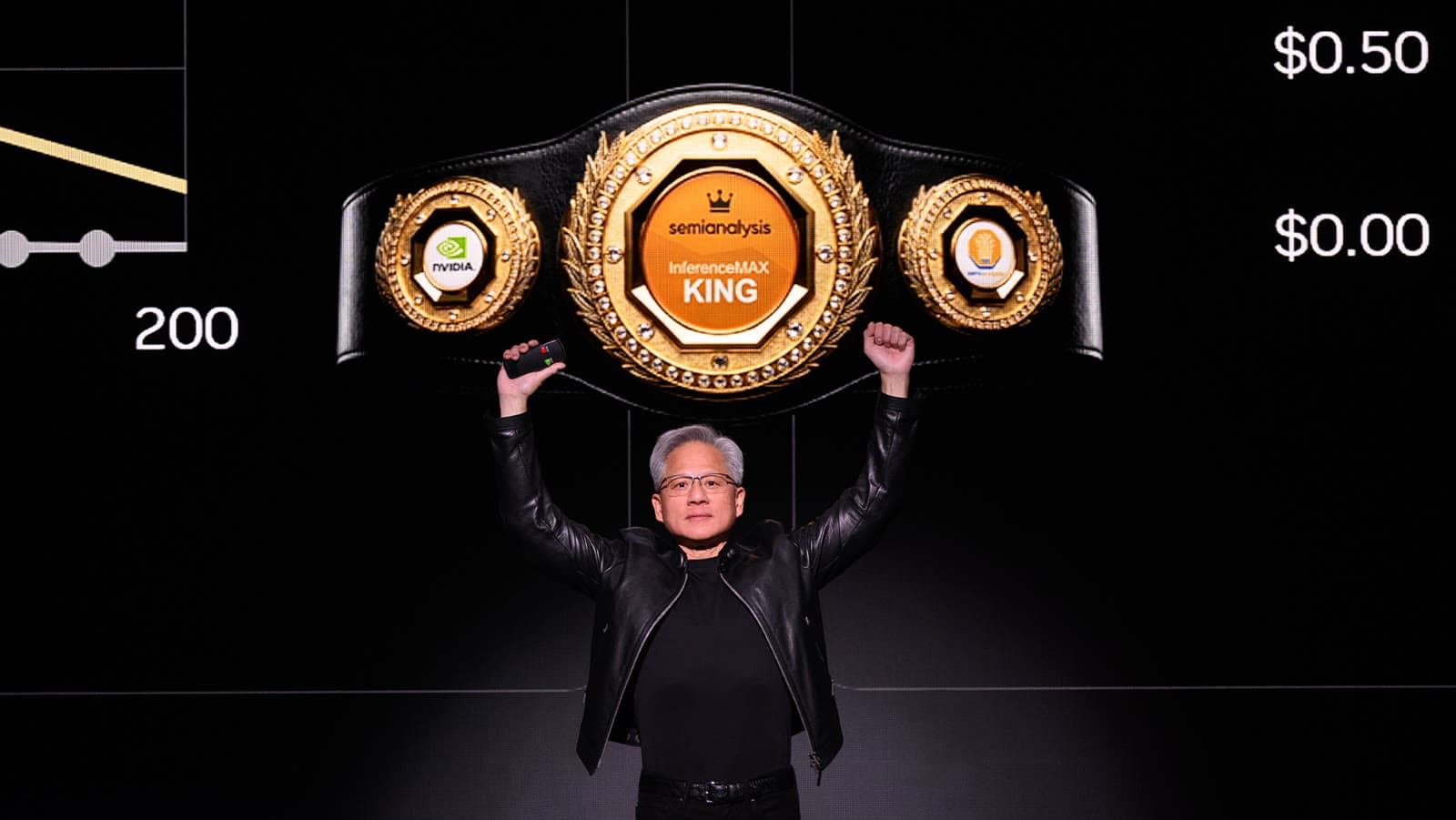 Jensen Huang, CEO da Nvidia, no palco da GTC 2026, com os braços erguidos sob o cinturão InferenceMAX