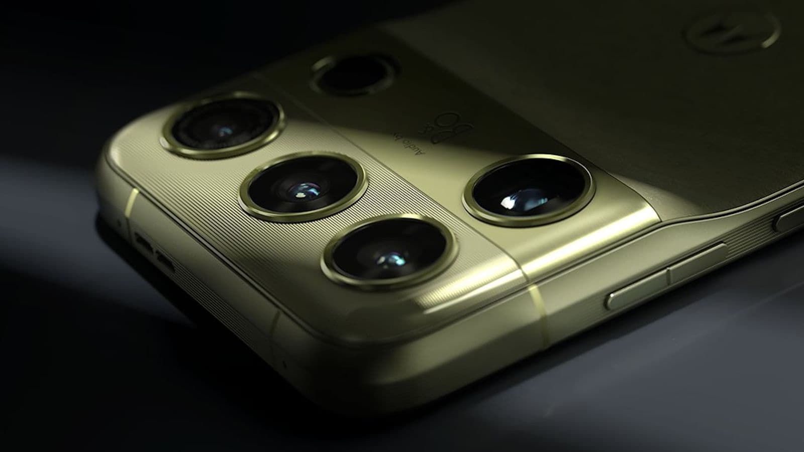 Traseira do Motorola Signature 27 na cor Capulet Olive, com módulo de câmeras assimétrico e selo Audio by Bang & Olufsen