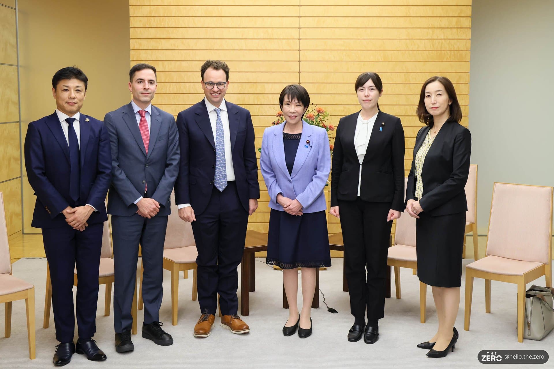 Dario Amodei e Sanae Takaichi apertam as mãos no gabinete da primeira-ministra, em Tóquio