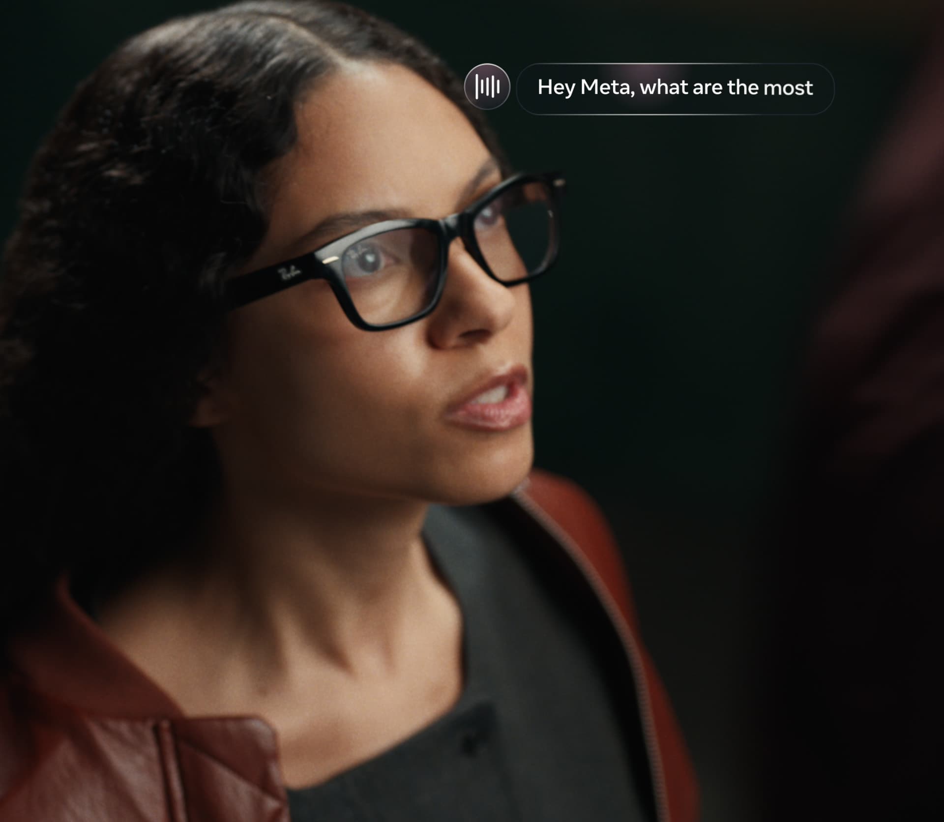 Mulher de perfil usando o Ray-Ban Meta Audio de armação preta