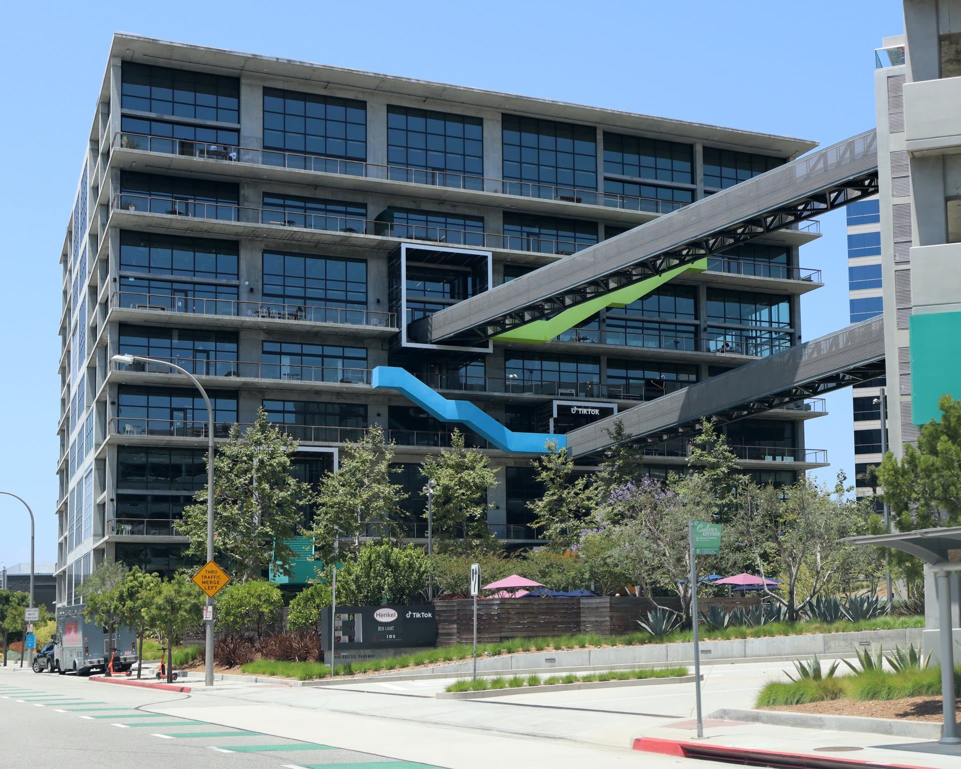 Fachada de vidro do 5800 Bristol Parkway, em Culver City, com o letreiro TikTok sobre a entrada