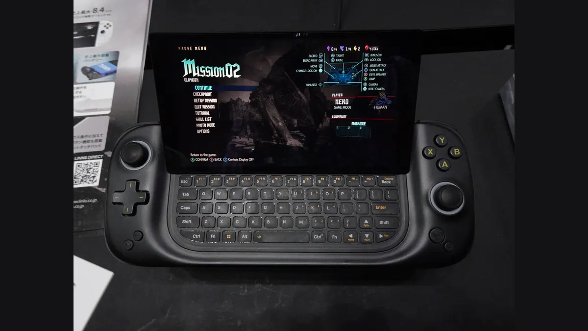 AYANEO Slide no Tokyo Game Show 2023, com a tela e o teclado deslizante visíveis.