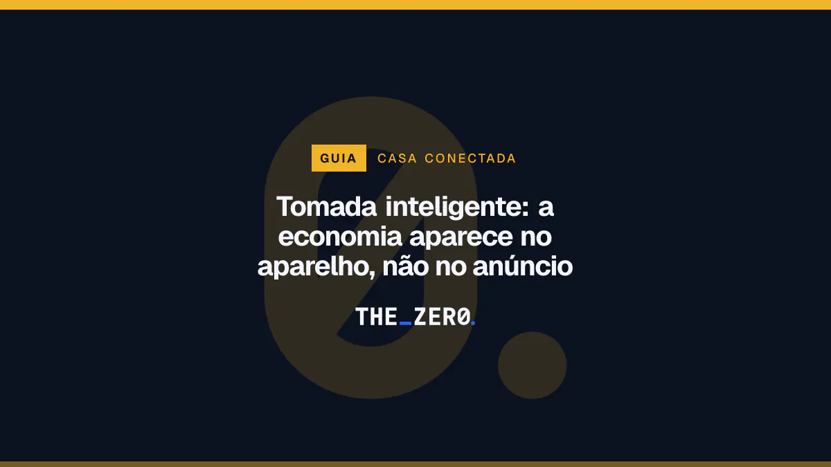 Cartaz editorial do The Zero em azul-marinho, com a marca da casa e faixa âmbar de Casa conectada, para o guia sobre Tomada inteligente.
