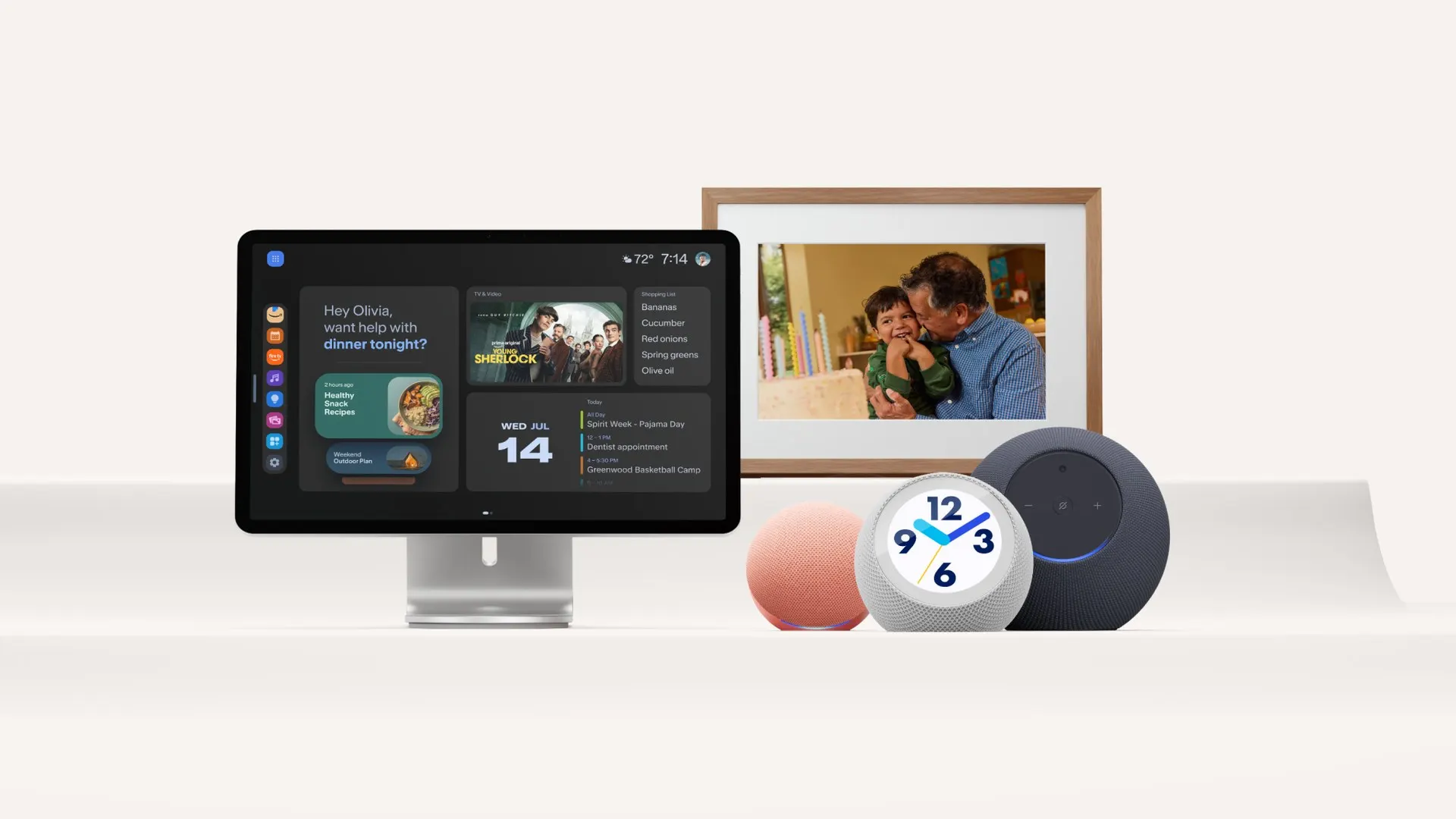 Linha de dispositivos Echo da Amazon: Echo Show 16, Alexa Photo Frame, Echo Dot, Echo Time e Echo Studio sobre fundo claro