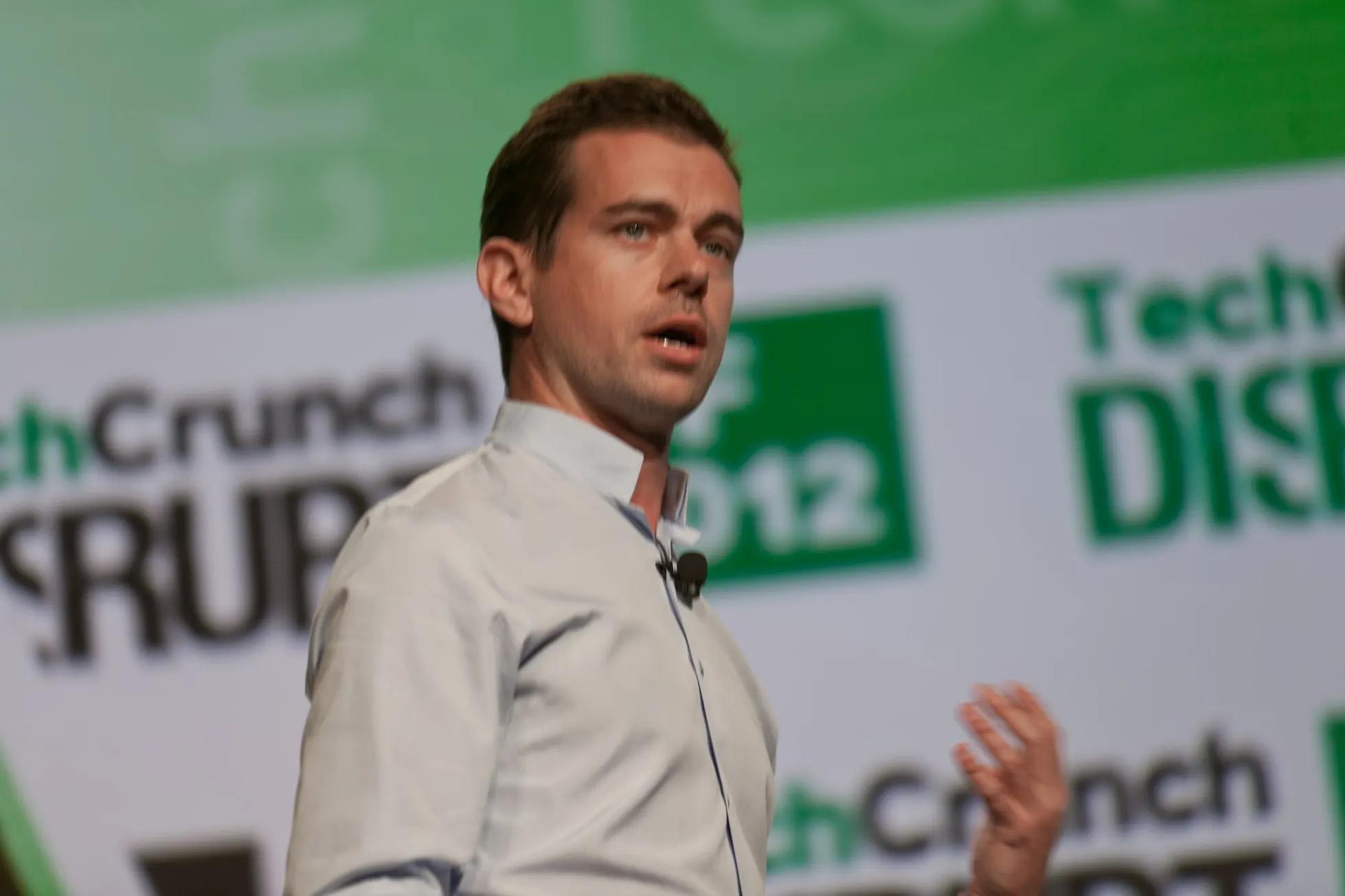 Jack Dorsey, cofundador da Block, falando em palco de conferência de tecnologia
