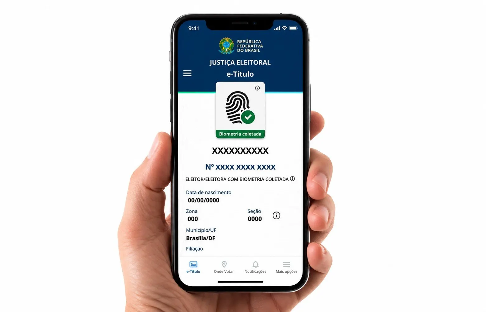 Mão segurando um celular preto que exibe na tela o aplicativo e-Título com a confirmação de biometria coletada e dados cadastrais
