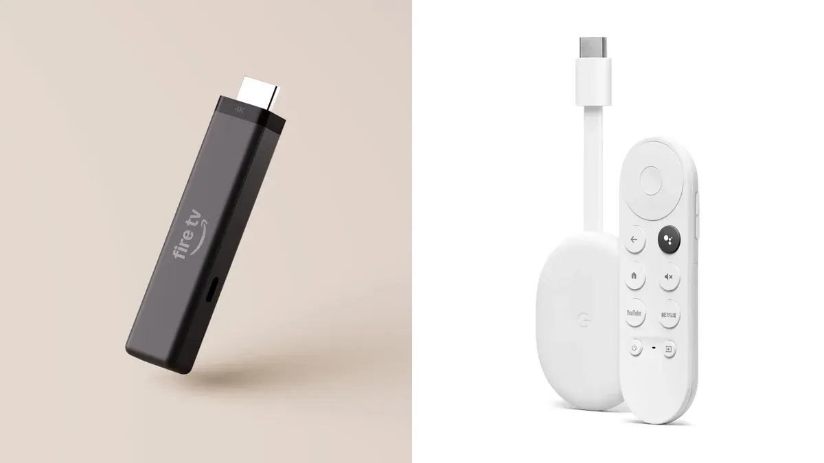 Fire TV Stick 4K preto da Amazon, em pé sobre fundo bege, ao lado do Chromecast com Google TV branco e seu controle remoto.