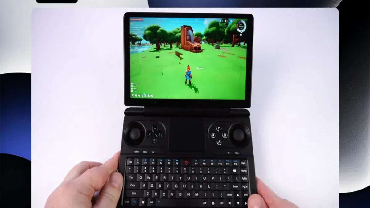 GPD Win Mini 2025 aberto, com a tela de 7 polegadas e o teclado entre os controles.