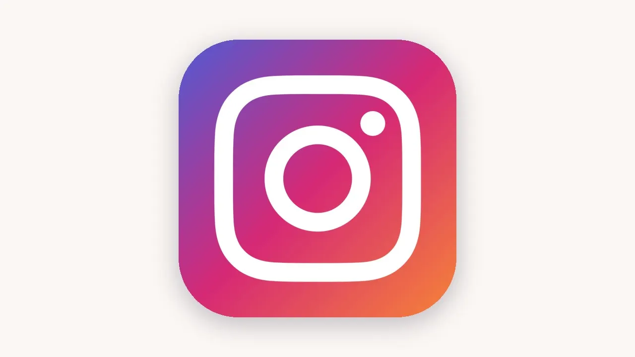 Ícone do Instagram, um quadrado arredondado em degradê de roxo a laranja com o glifo branco da câmera, sobre fundo claro