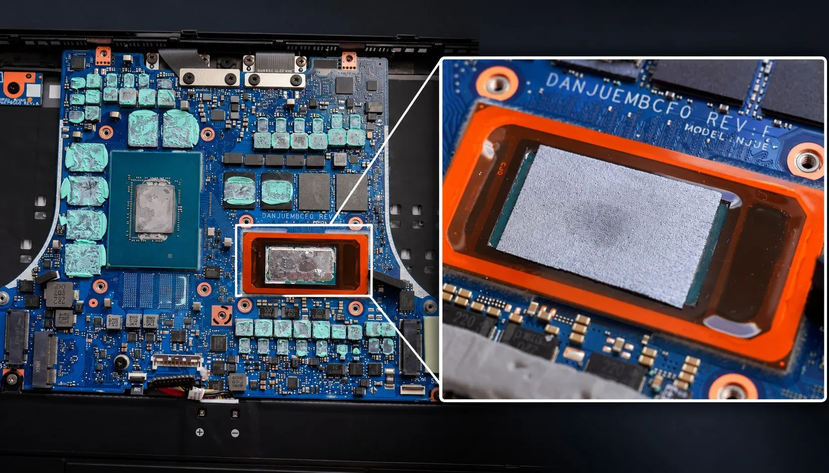 Placa-mãe de notebook aberta exibindo os circuitos internos e um recorte ampliado com uma folha retangular de grafeno cinza instalada sobre a matriz do processador