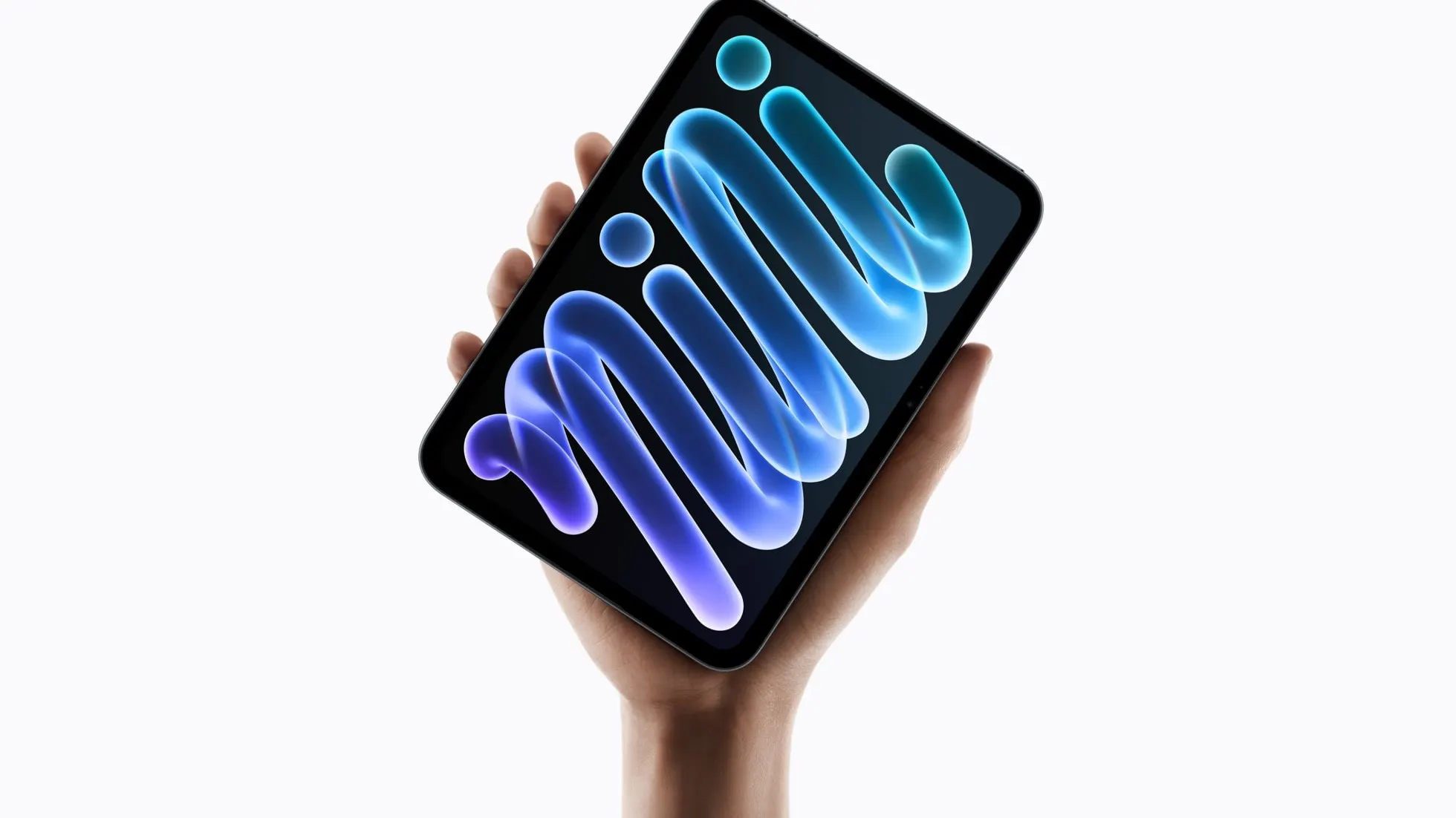 Mão segurando o novo iPad mini, com a tela OLED exibindo a palavra mini em letras fluidas azuis e roxas sobre fundo branco