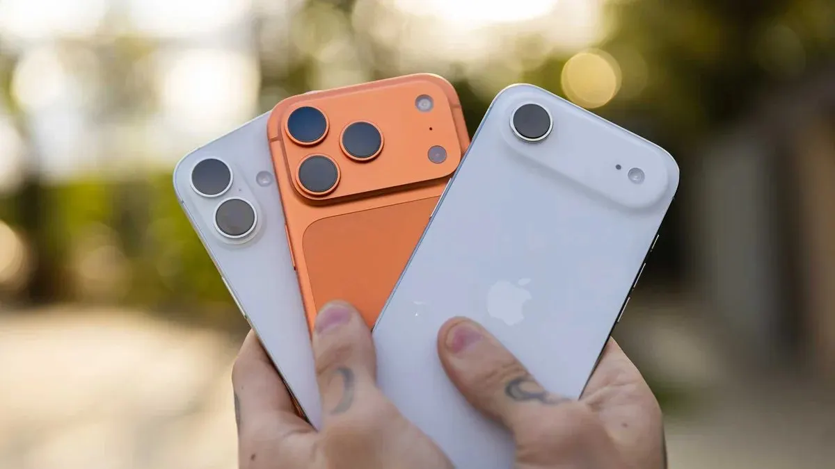 Smartphone da linha iPhone 17 exibido de perto, destacando o conjunto de câmeras traseiras e o logotipo da maçã sobre um fundo neutro.