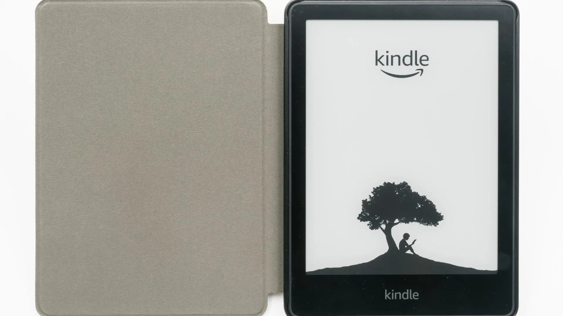 Kindle Paperwhite ao lado da capa, com a tela mostrando o logo do Kindle. Imagem ilustrativa: o recurso novo está no aplicativo do Kindle para Android, não no e-reader