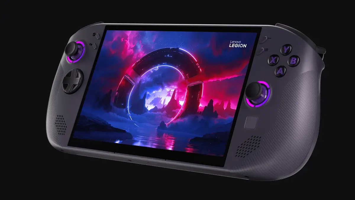 Lenovo Legion Go S em ângulo de três quartos, foto oficial de imprensa.