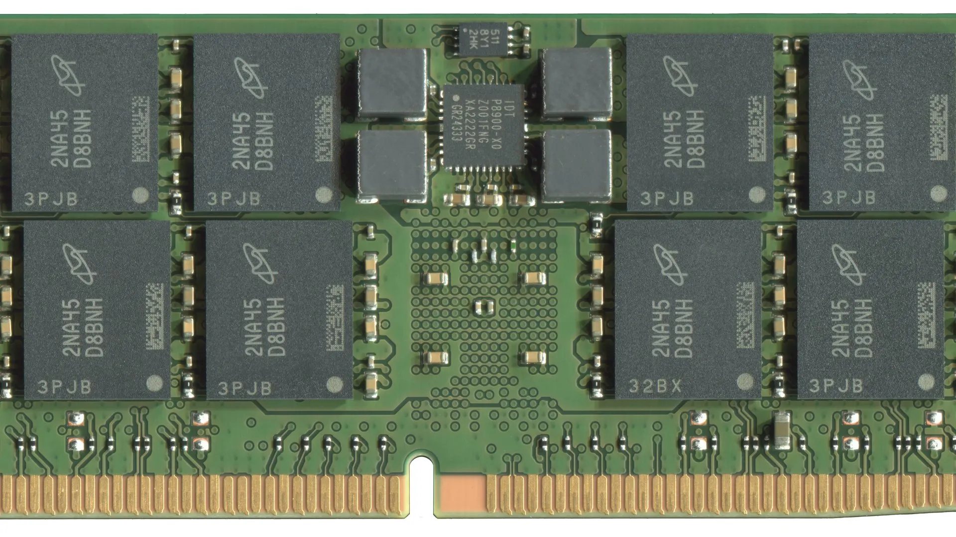 Chips de memória Micron soldados em um módulo verde vistos em close. Imagem ilustrativa: a matéria trata de memória NAND, não do módulo da foto