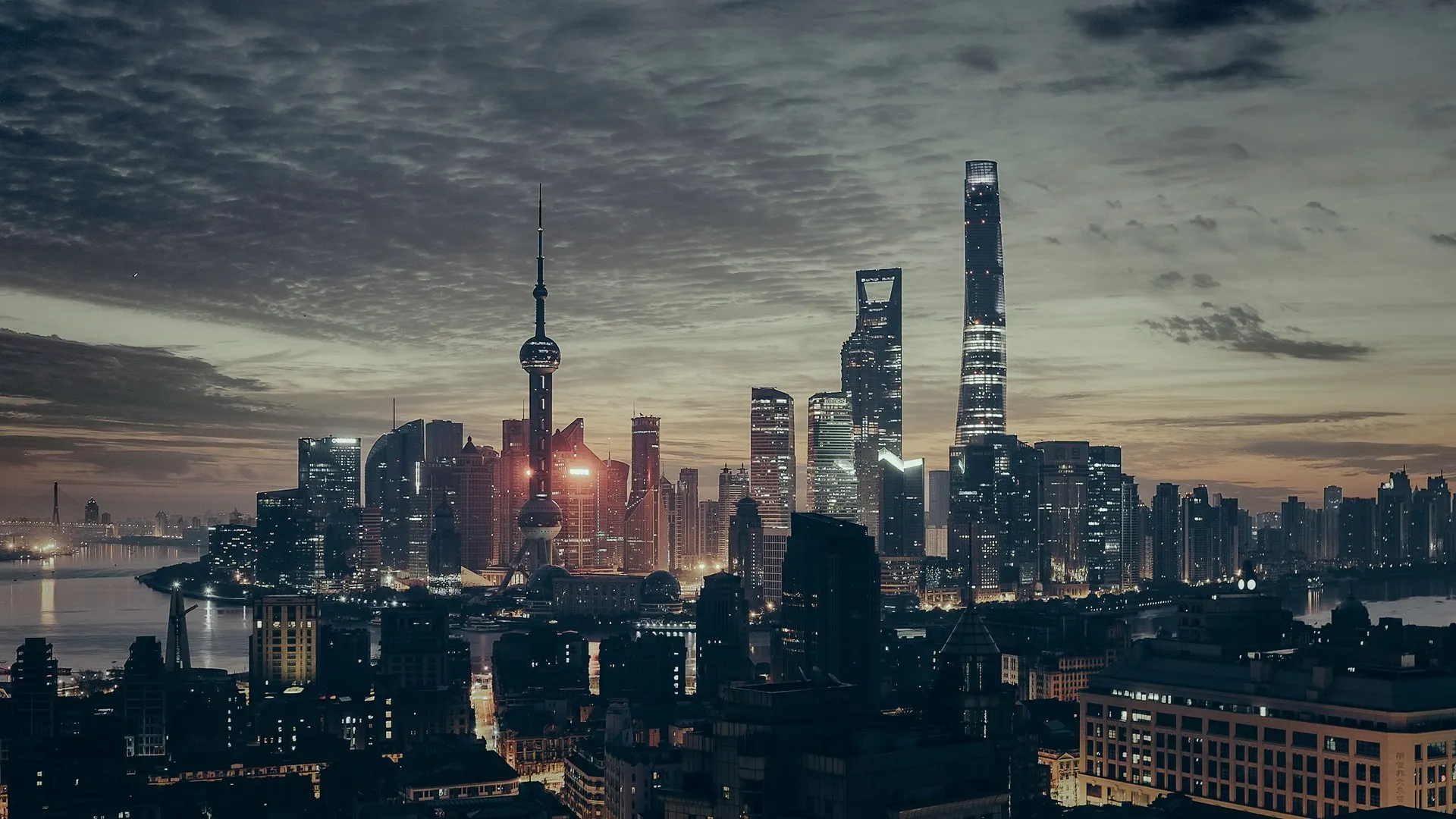 Skyline de Xangai ao entardecer, com a torre Oriental Pearl e arranha-céus acesos. Imagem ilustrativa: a MiniMax tem sede em Xangai