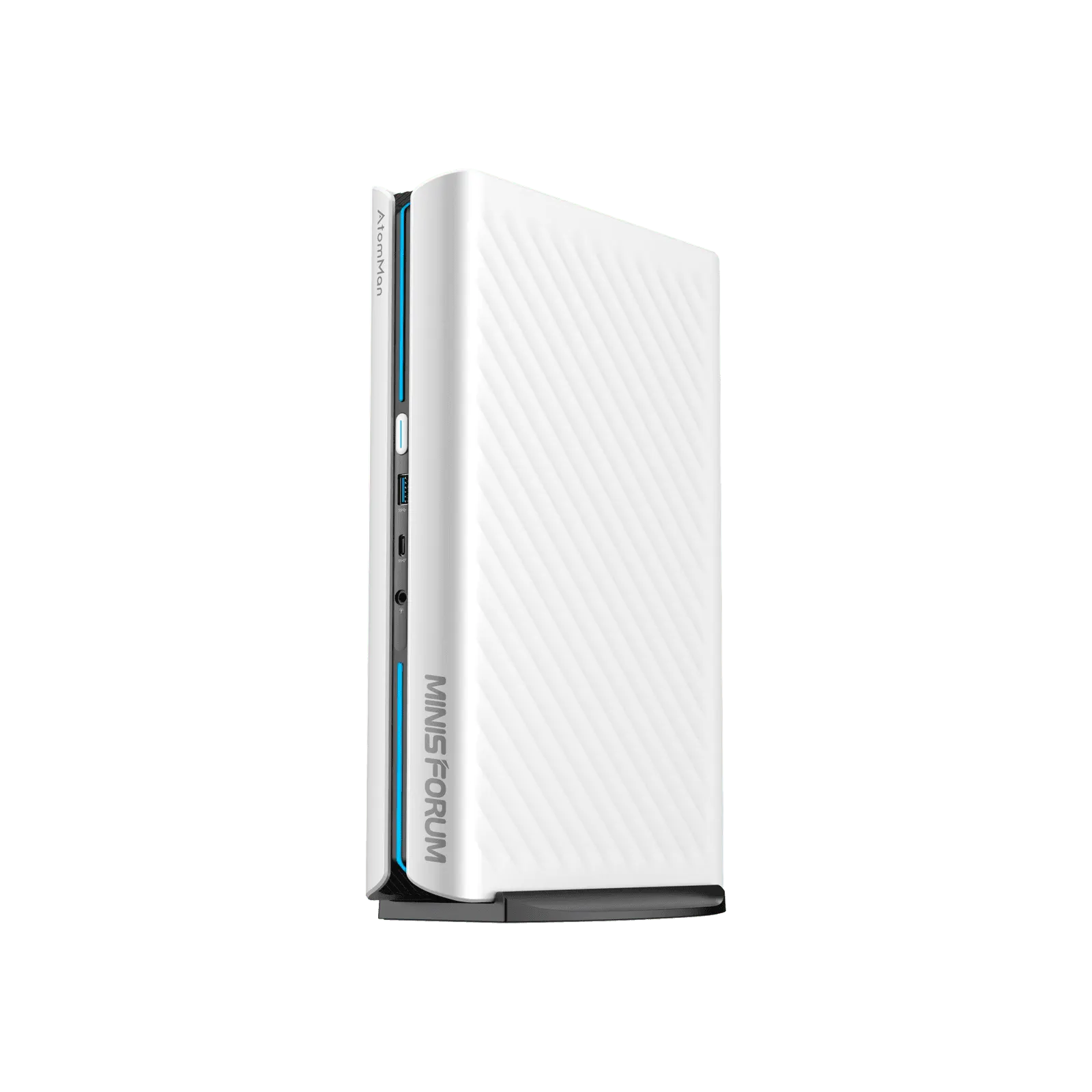 Mini computador de mesa vertical branco sobre suporte preto, com painel lateral em relevo diagonal, faixa iluminada em azul na borda frontal e portas USB, USB-C e áudio visíveis