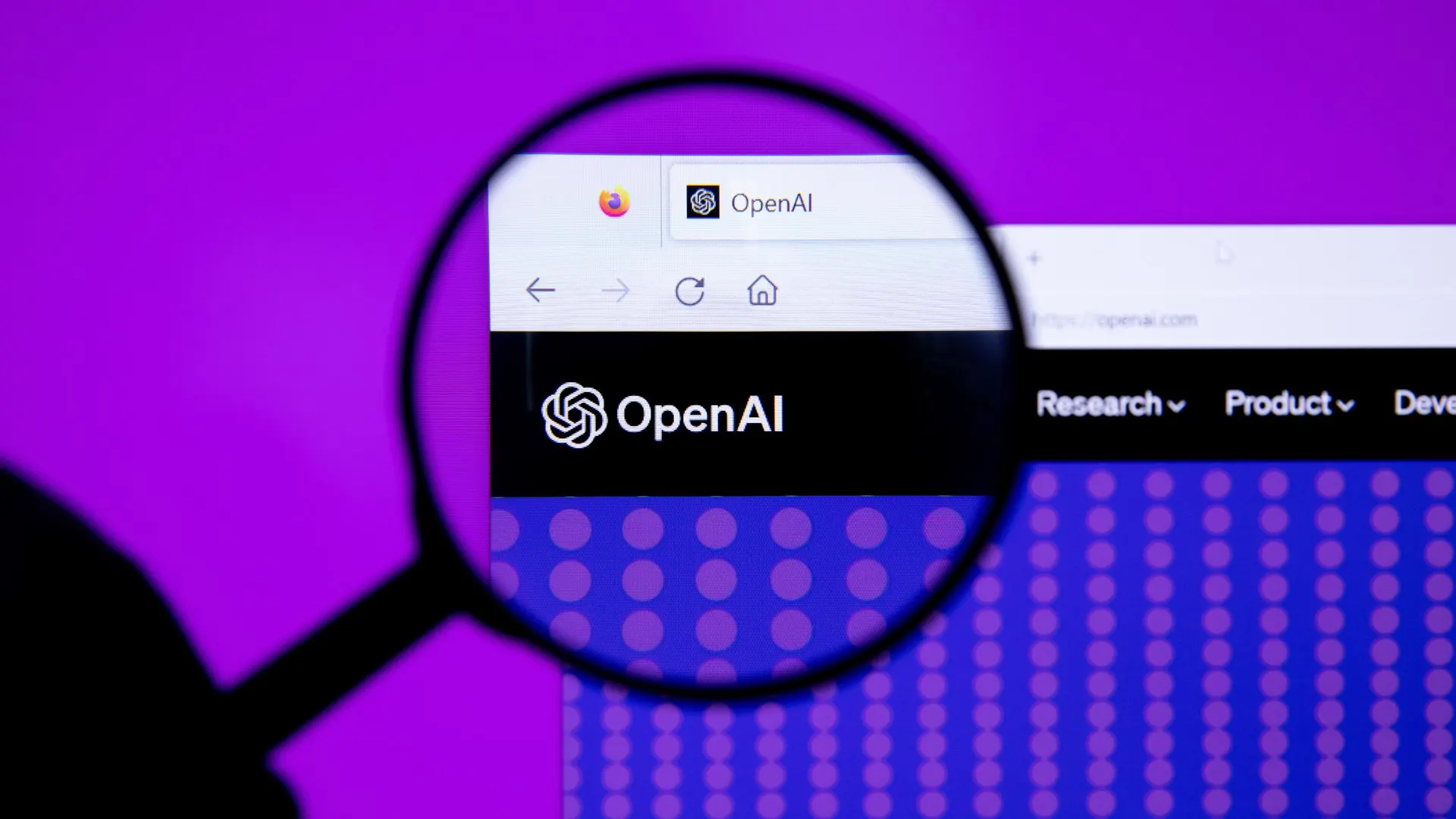 Lupa sobre a tela de um navegador com o logotipo da OpenAI, sobre fundo roxo. Imagem ilustrativa, não é material do lançamento
