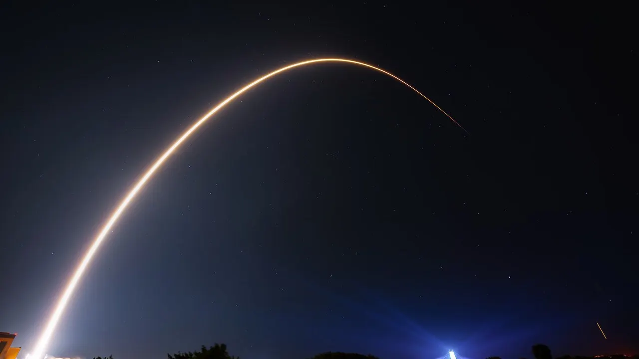 Foguete Falcon 9 da SpaceX decolando com satélites Starlink a partir de Cabo Canaveral, nos Estados Unidos