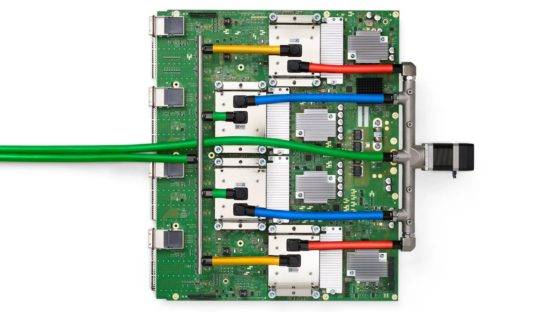 Placa de uma TPU v4 do Google vista de cima, com quatro chips sob dissipadores, cabos coloridos de refrigeração líquida e fundo branco; imagem ilustrativa de geração anterior
