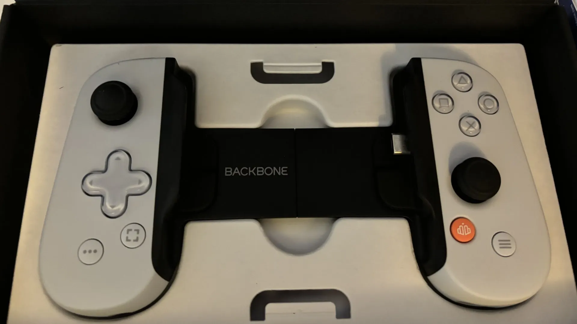 Controle Backbone One de segunda geração para celular, aberto na caixa, usado como imagem ilustrativa; não é o Playport nem faz parte do projeto