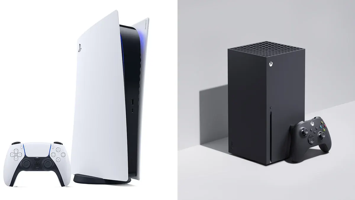 PS5 branco em pé com um DualSense à esquerda e Xbox Series X preto com o controle à direita.