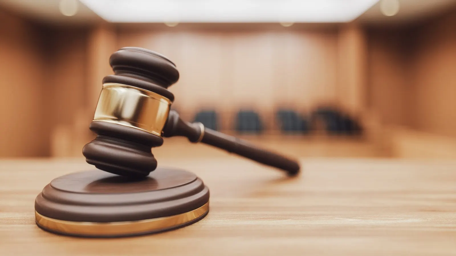 Imagem mostrando o logotipo da Qualcomm ao lado do logotipo da Arm, com fundo branco e o título da matéria da Engadget sobre o processo judicial entre as empresas.