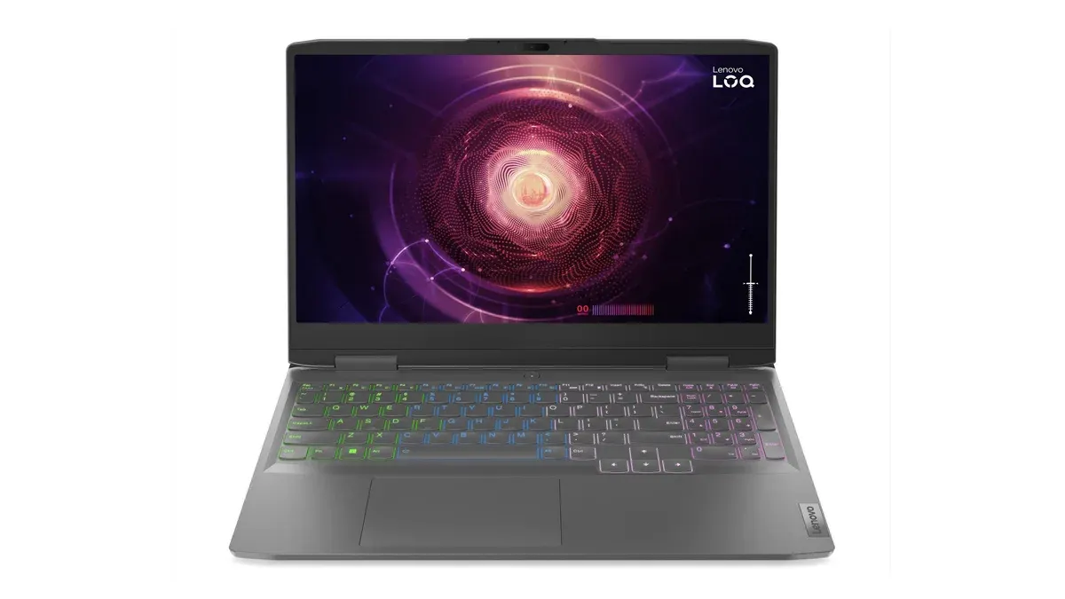 Notebook gamer Lenovo LOQ 15 aberto, de frente, com tela ligada e teclado com iluminação RGB; o modelo sai com GeForce RTX 3050 ou RTX 4050.