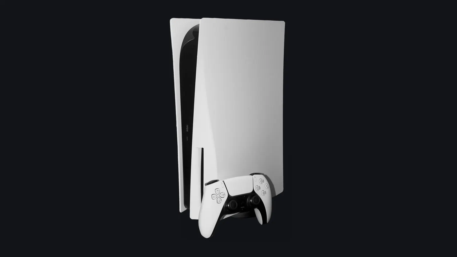 Console PlayStation 5 modelo base branco e preto com leitor de disco em posição vertical sobre fundo preto liso, acompanhado do controle sem fio DualSense repousado em sua base frontal