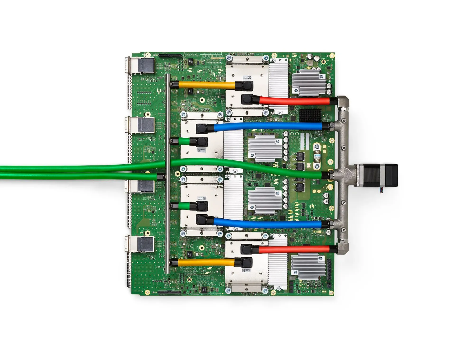 Placa TPU v4 do Google vista de cima, com quatro processadores sob dissipadores prateados, cabos coloridos de refrigeração líquida e fundo branco