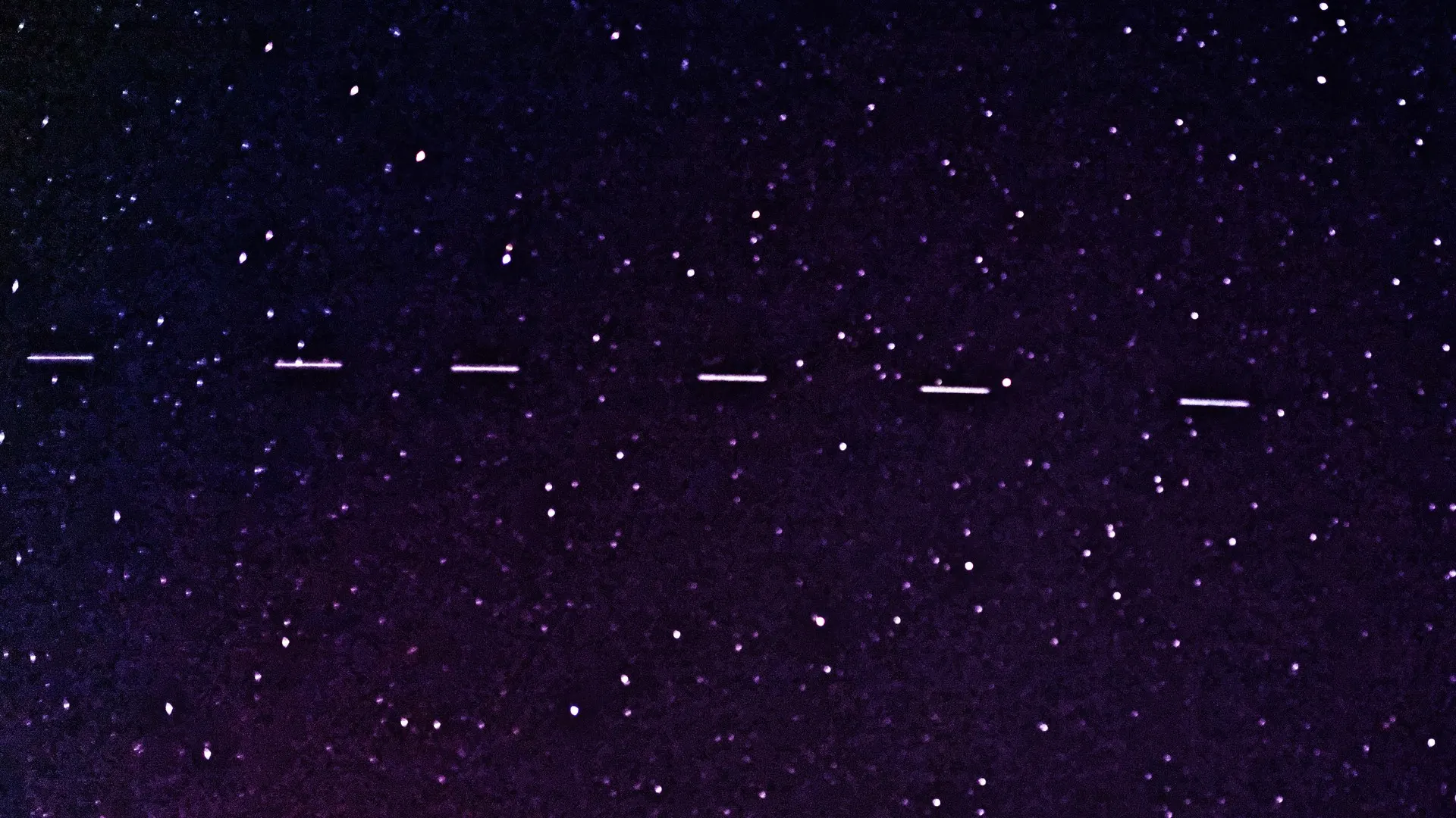Foto ilustrativa de seis satélites Starlink em fila cruzando o céu noturno, vistos da Terra em 2020; não é imagem do serviço da Vivo
