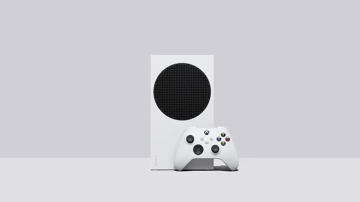Xbox Series S branco em pé com o controle branco à frente, em fundo cinza-claro.