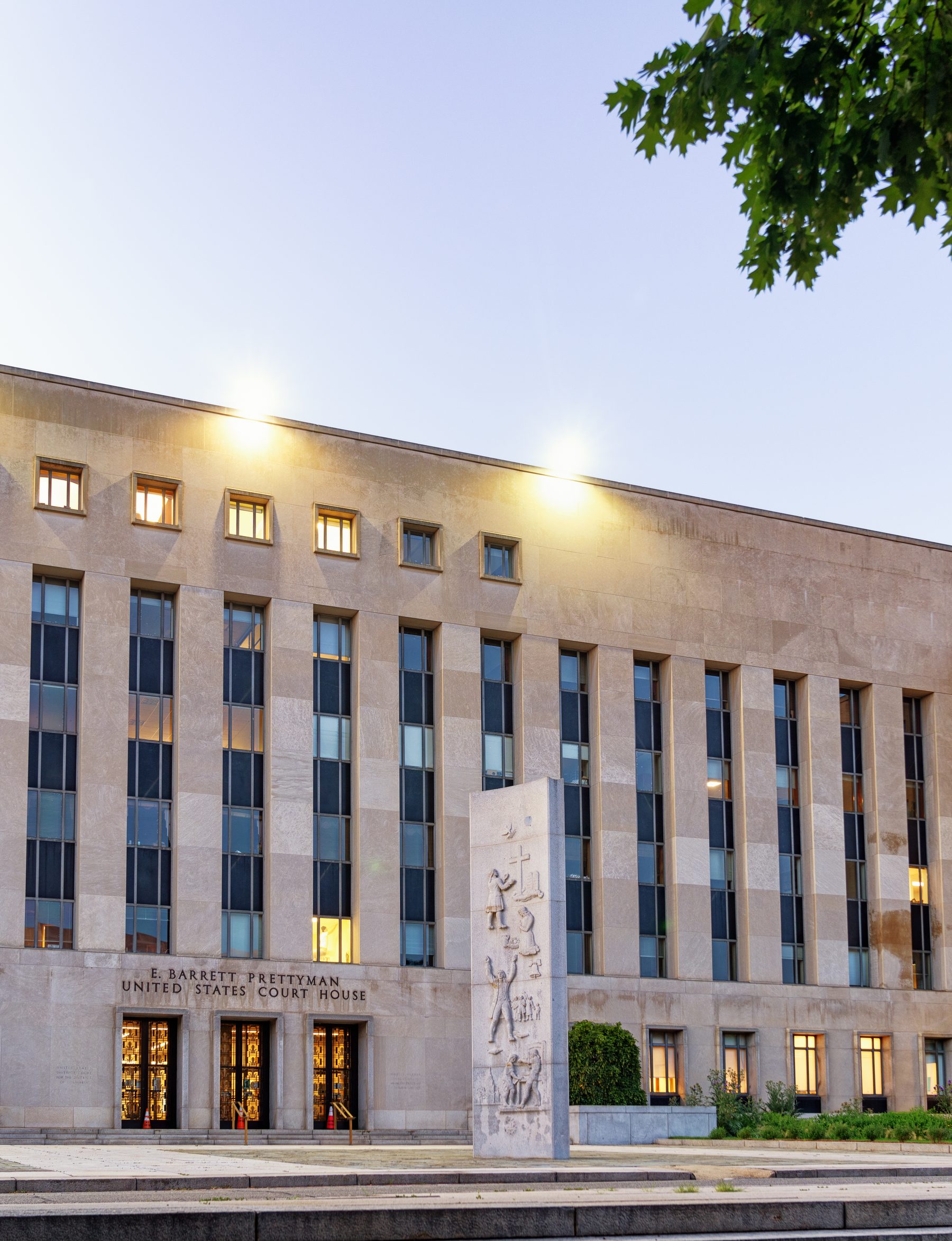 Fachada de pedra clara do tribunal E. Barrett Prettyman, em Washington, com colunas e bandeiras dos Estados Unidos
