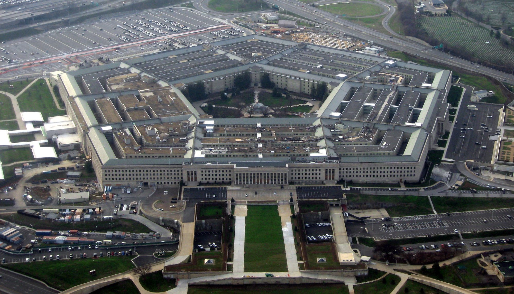 Vista aérea do Pentágono, o prédio de cinco lados em Arlington, com estacionamentos e via expressa ao redor