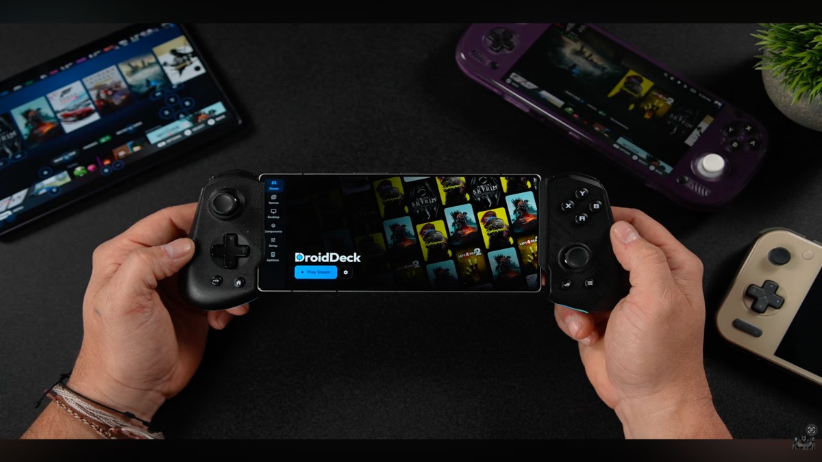 Uma pessoa segurando um dispositivo portátil Android com o aplicativo DroidDeck em execução e uma biblioteca de jogos de PC exibida na tela