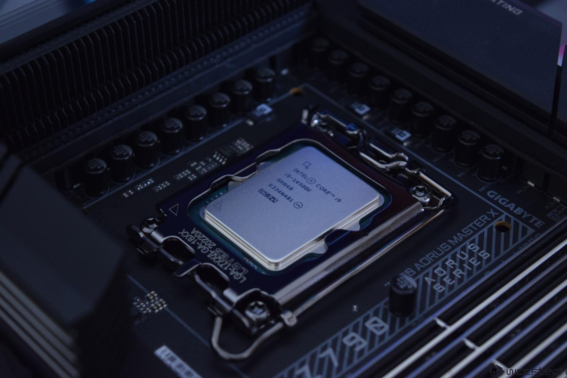 Processador Intel Core i9-14900K instalado no soquete de uma placa-mãe Gigabyte Aorus Master X com componentes e dissipadores escuros
