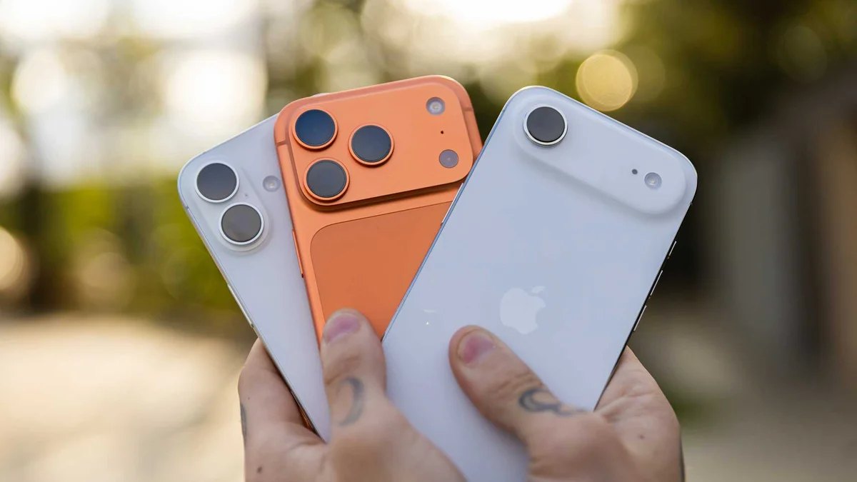 Smartphone da linha iPhone 17 exibido de perto, destacando o conjunto de câmeras traseiras e o logotipo da maçã sobre um fundo neutro.