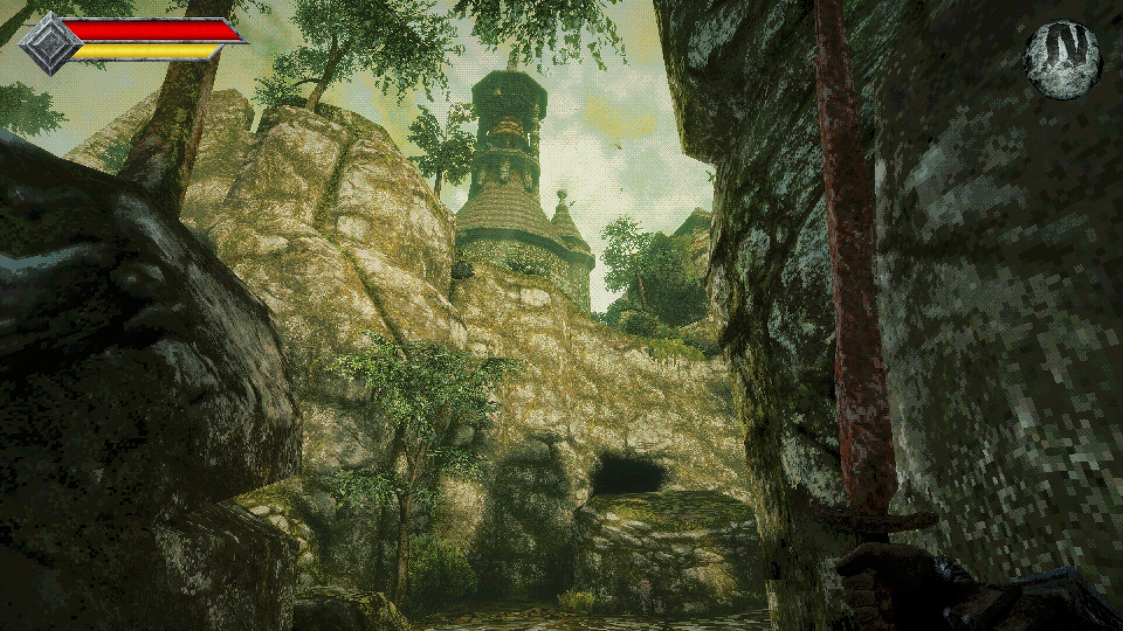 Cena de Queen's Domain em primeira pessoa, com espada à direita, caminho de pedra e torre coberta de vegetação ao fundo