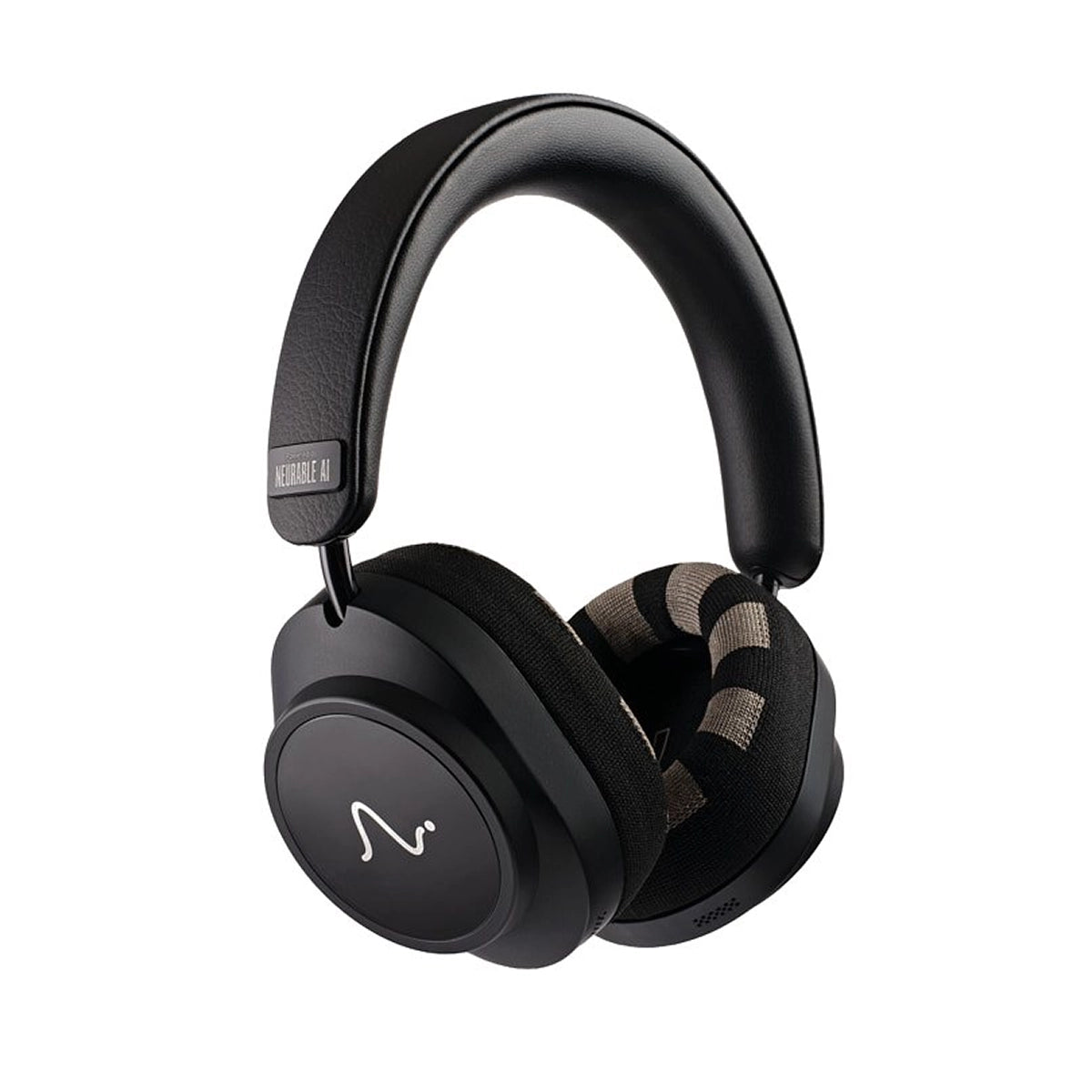 Fone de ouvido circum-aural preto visto em perspectiva três quartos sobre fundo branco, com haste acolchoada em couro sintético preto, etiqueta preta com a inscrição NEURABLE AI na junção da concha esquerda, conchas ovais com logotipo em traço curvo cinza e almofadas de tecido preto com listras diagonais bege intercaladas no interior