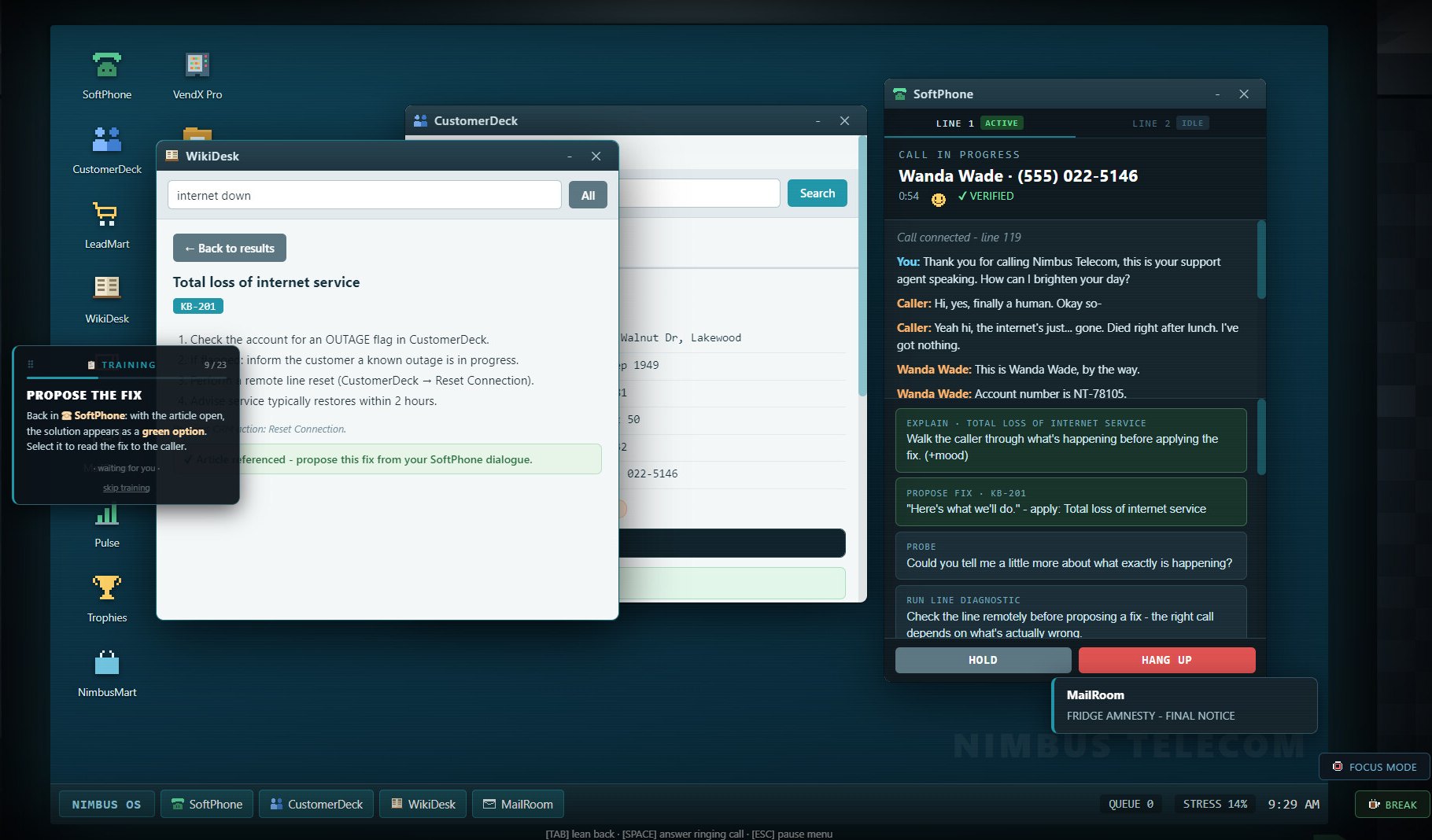 Captura de tela do jogo On Hold - Call Center Simulator mostrando janelas digitais abertas com artigos de suporte técnico, ficha de cliente e um discador telefônico em chamada ativa