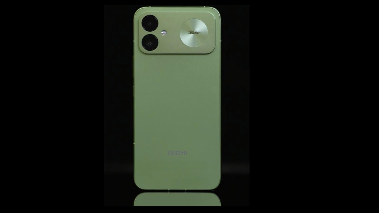 Traseira do Redmi K100 verde, com duas câmeras, flash e um círculo metálico com a marca Bose, sobre fundo escuro