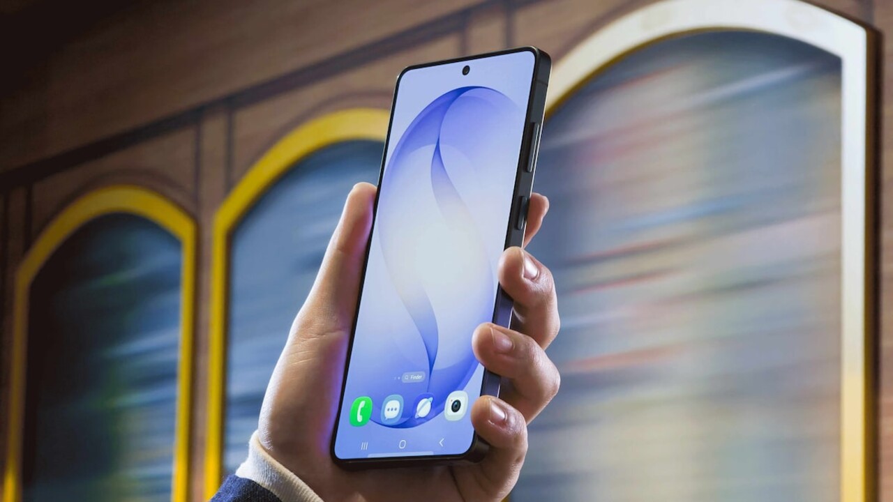 Pessoa segura o Samsung Galaxy S26 Ultra, um dos eleitos pela Time entre as melhores invenções de 2026